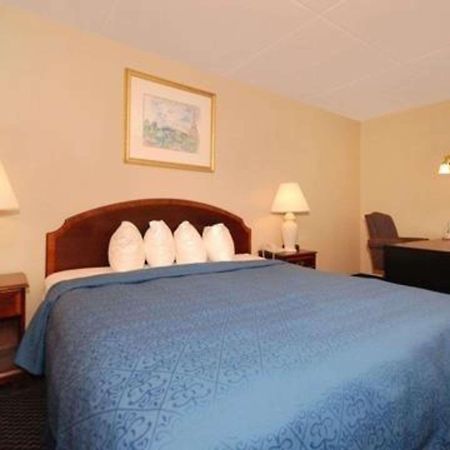 Econo Lodge Inn & Suites Waterloo Room photo