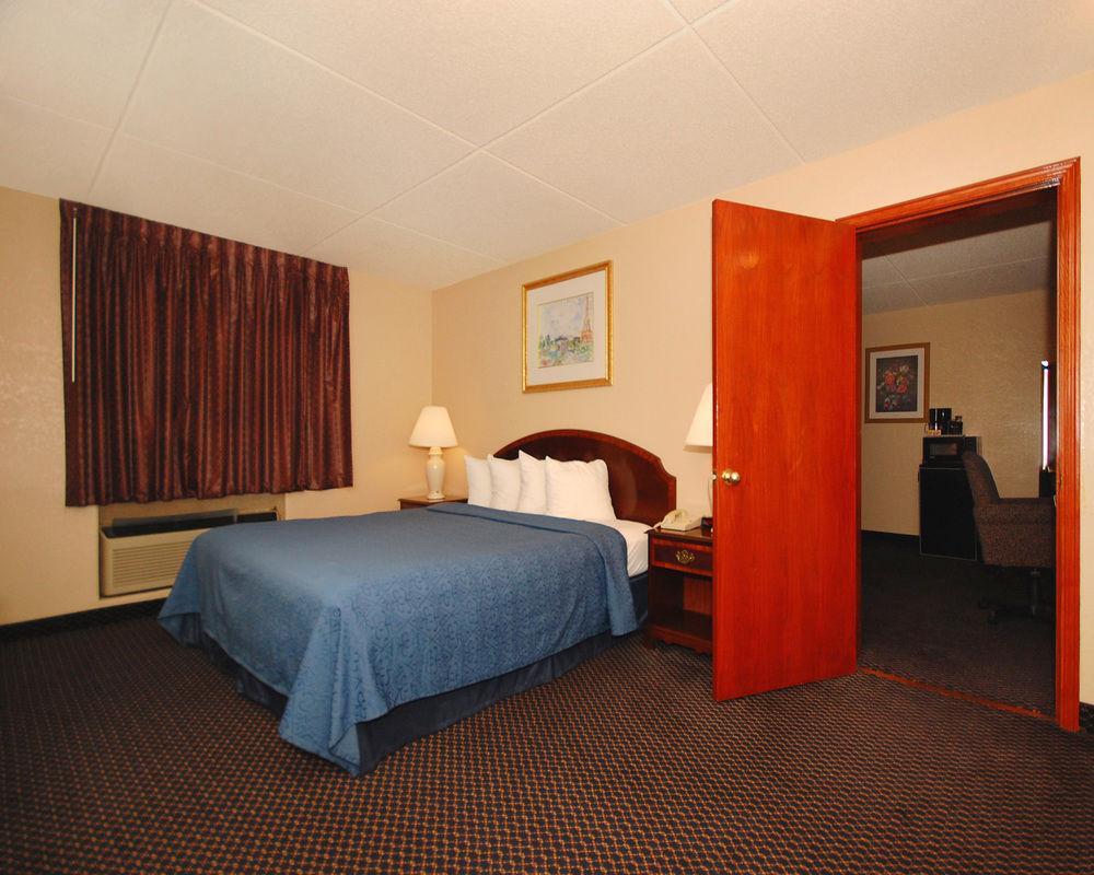 Econo Lodge Inn & Suites Waterloo Exterior photo