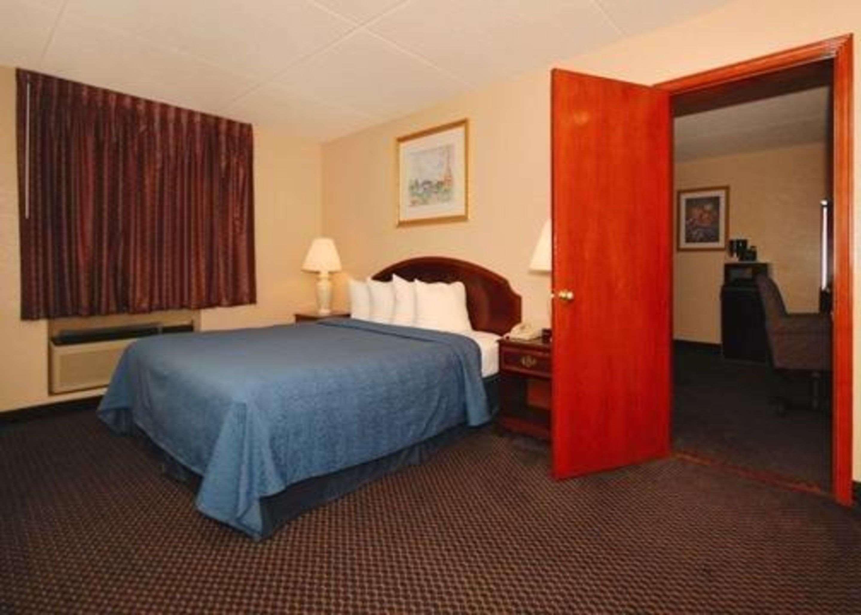 Econo Lodge Inn & Suites Waterloo Exterior photo