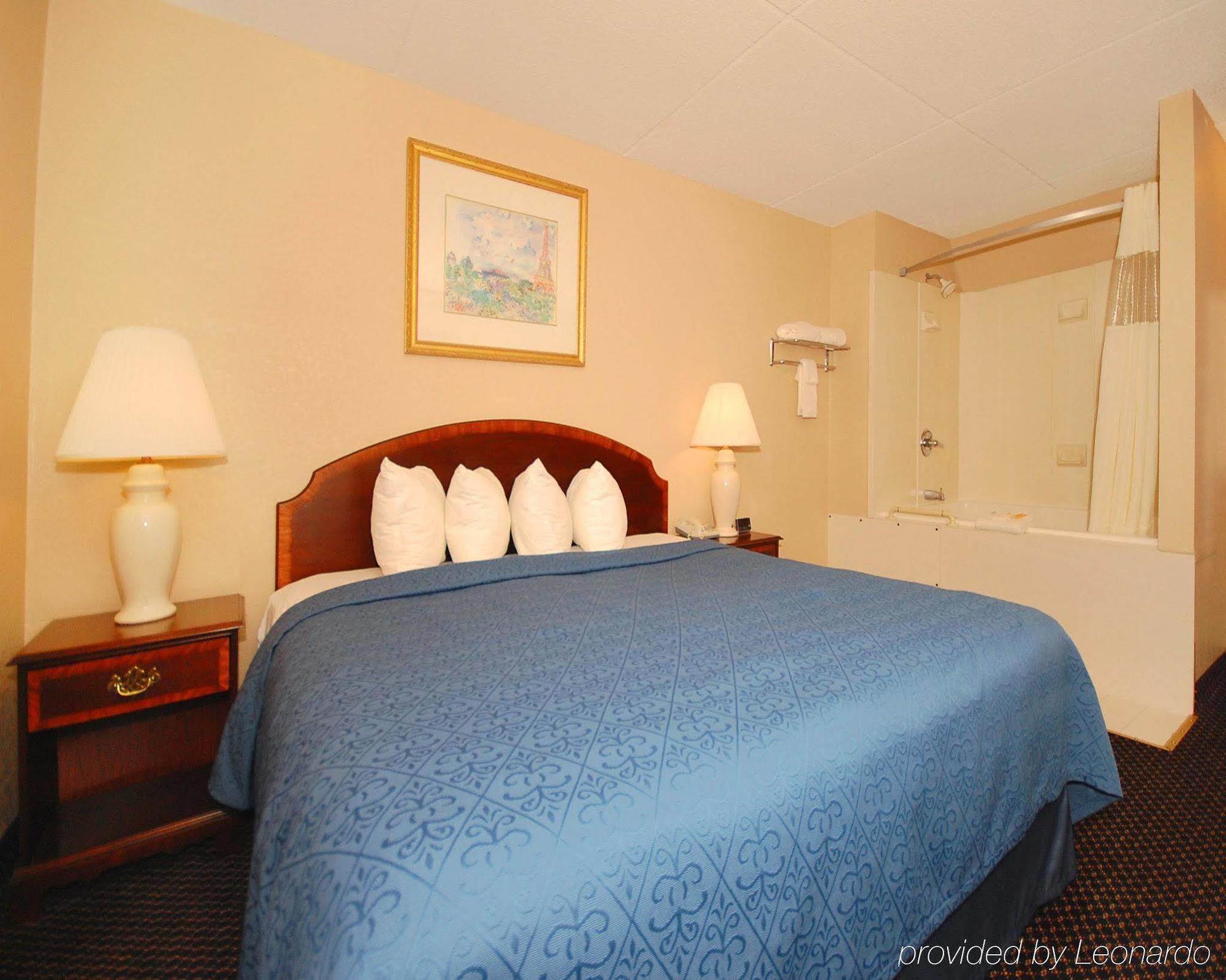 Econo Lodge Inn & Suites Waterloo Room photo